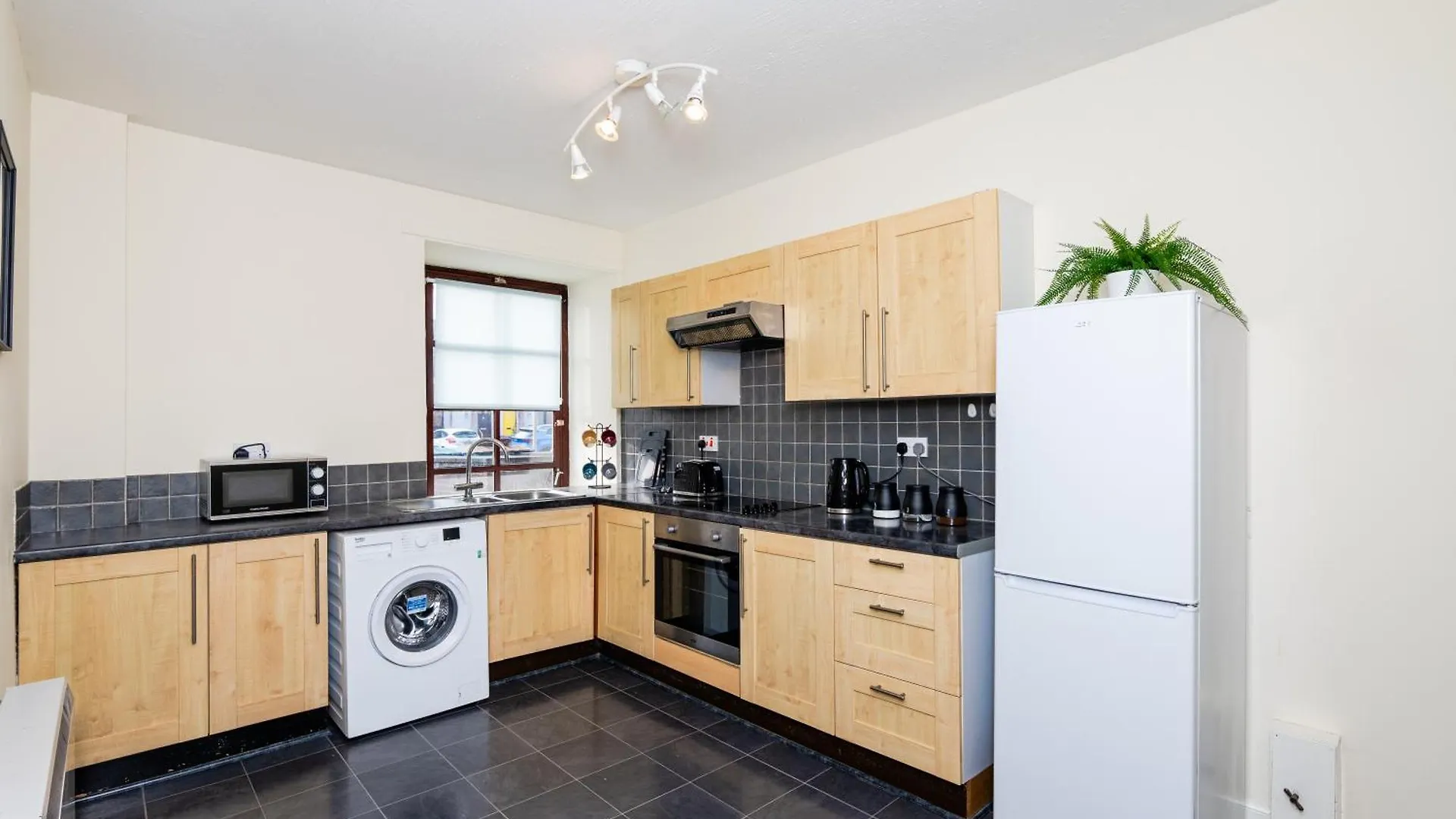 2 Bed Flat-Ground Floor-Parking Apartment Dundee
