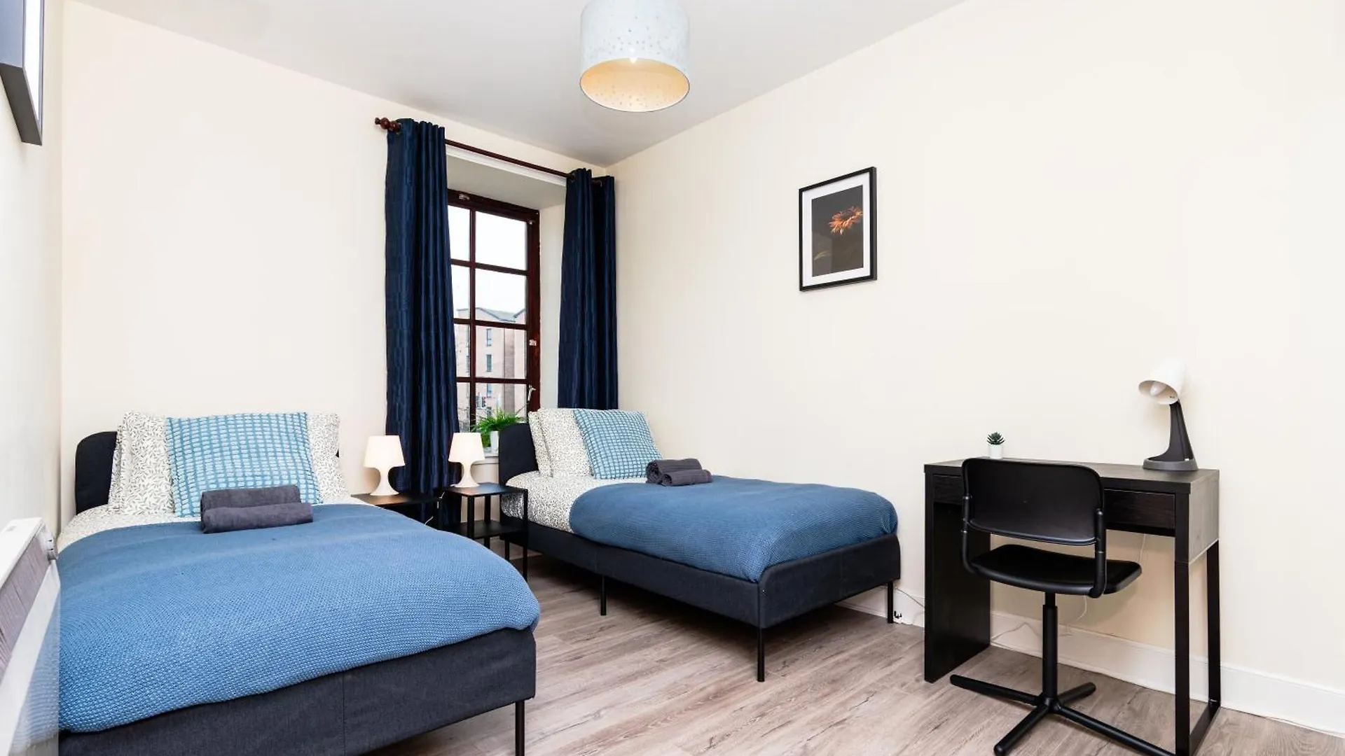 2 Bed Flat-Ground Floor-Parking Apartment Dundee