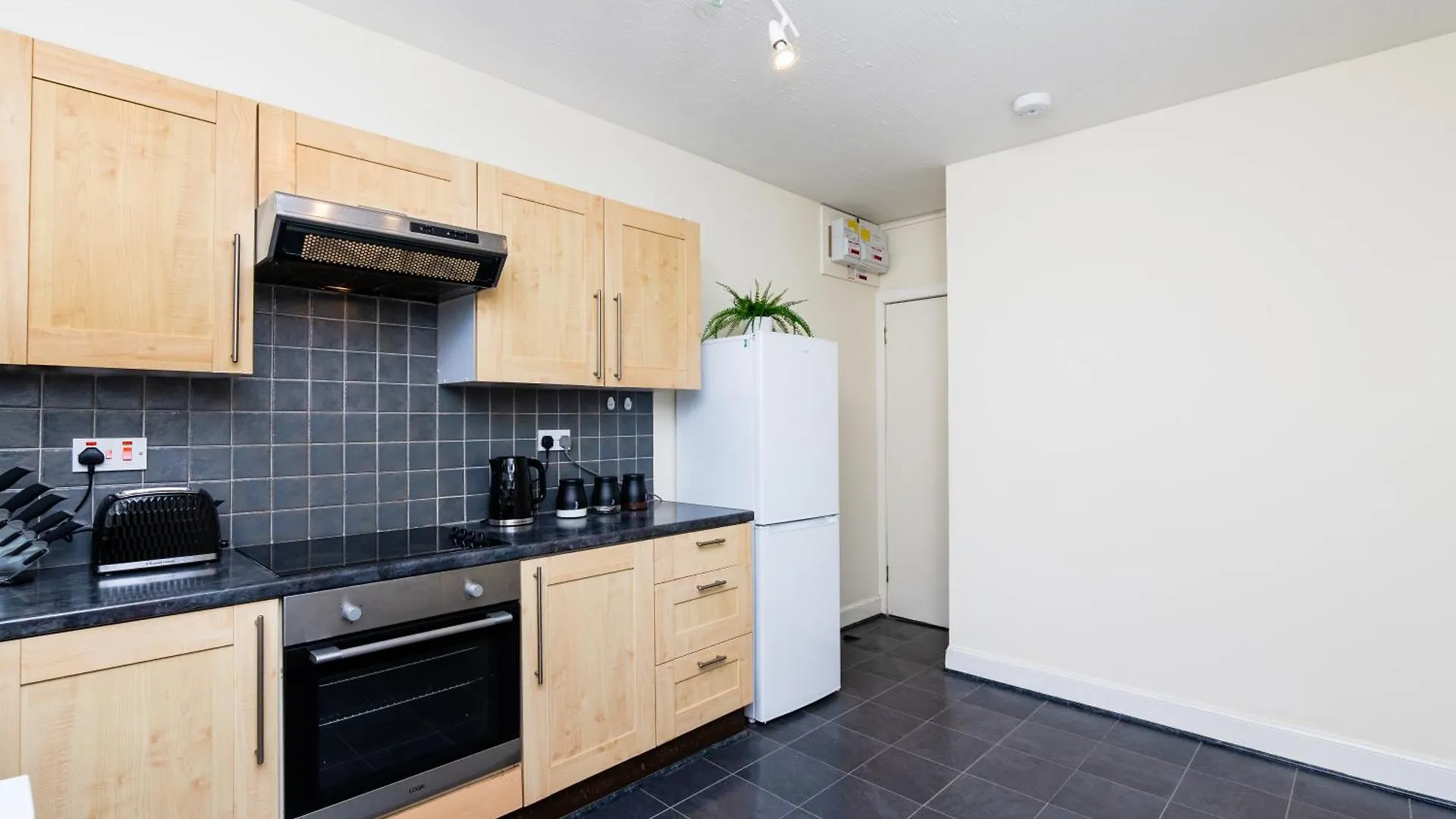 2 Bed Flat-Ground Floor-Parking Apartment Dundee